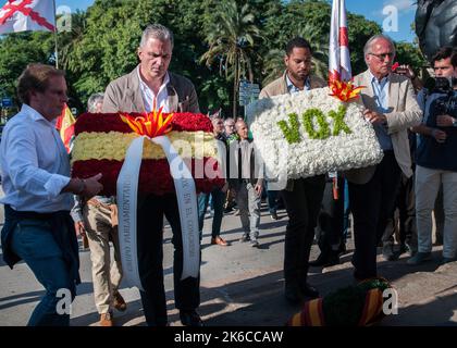 Javier Ortega Smith-Molina (L2) und Ignacio Garriga (R2), beide Mitglieder von VOX, wurden während der Parade zum Hispanic Day beim Blumenangebot am Kolumbus-Denkmal gesehen. 12. Oktober, Nationalfeiertag Spaniens. Der Ursprung dieses Feiertages geht auf das 15.. Jahrhundert zurück, als am 12. Dezember 1492 Christopher Columbus und seine Besatzung an der Küste von Guanahani (Bahamas) landeten. Kolumbus dachte, er hätte die Indien erreicht, aber in Wirklichkeit entdeckte er den neuen Kontinent, Amerika. Dieses Datum ist die Erhöhung des spanischen Nationalismus. (Foto von Mario Coll/SOPA Images/Sipa USA) Stockfoto