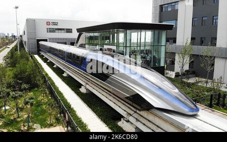 Peking, China. 20.. Juli 2021. Luftaufnahme vom 20. Juli 2021 zeigt Chinas neues Magnetschwebebahn-Transportsystem in Qingdao, der ostchinesischen Provinz Shandong. Quelle: Li Ziheng/Xinhua/Alamy Live News Stockfoto