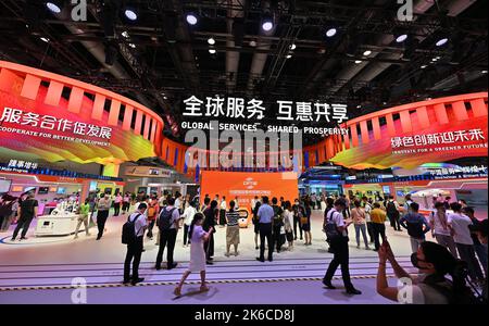 Peking, China. 1. September 2022. Die Menschen besuchen die Leistungsausstellung des chinesischen Handels mit Dienstleistungen während der China International Fair for Trade in Services (CIFTIS) 2022 in Peking, der Hauptstadt von China, am 1. September 2022. Kredit: Li Xin/Xinhua/Alamy Live Nachrichten Stockfoto