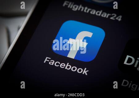 Warschau, Polen. 12. Oktober 2022. Das Facebook-Logo ist auf einem iPhone-Mobilgerät auf diesem Illustrationsfoto am 12. Oktober 2022 in Warschau, Polen, zu sehen. (Foto von Jaap Arriens/Sipa USA) Quelle: SIPA USA/Alamy Live News Stockfoto