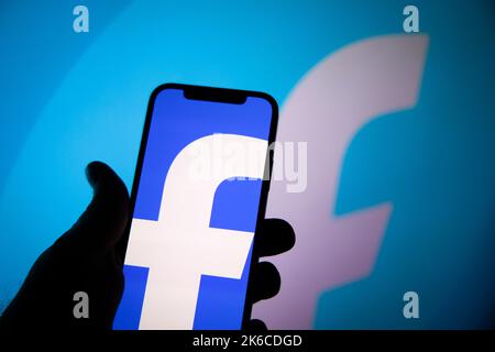 Warschau, Polen. 12. Oktober 2022. Das Facebook-Logo ist auf einem iPhone-Mobilgerät auf diesem Illustrationsfoto am 12. Oktober 2022 in Warschau, Polen, zu sehen. (Foto von Jaap Arriens/Sipa USA) Quelle: SIPA USA/Alamy Live News Stockfoto