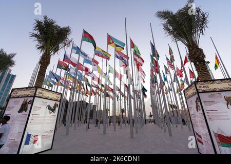 Die Flag Plaza zeigt 119 Flaggen aus Ländern mit zugelassenen diplomatischen Missionen, darunter Flaggen der Europäischen Union, der Vereinten Nationen und des GCC Stockfoto