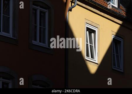 06. Oktober 2022, Niedersachsen, Osnabrück: Die Sonne wirft Schatten auf die Fassade eines Gebäudes in der Altstadt. Foto: Friso Gentsch/dpa Stockfoto