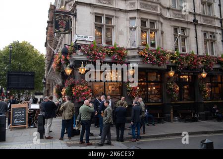 Westminster, London, Großbritannien. 12.. Oktober 2022. Männer trinken vor dem Red Lion Pub in Westminster. Einige Pubs sind trotz der anhaltenden Lebenshaltungskrise immer noch voll. Quelle: Maureen McLean/Alamy Stockfoto