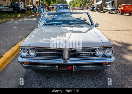 Falcon Heights, MN - 19. Juni 2022: Hochperspektivische Vorderansicht eines 1964 Pontiac LeMans Cabriolets auf einer lokalen Automobilmesse. Stockfoto