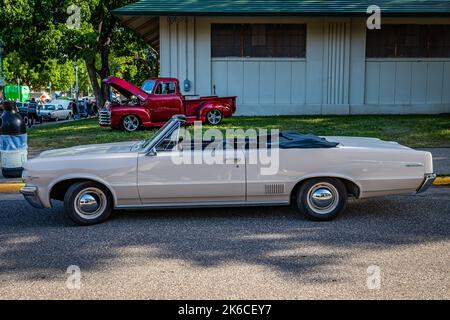 Falcon Heights, MN - 19. Juni 2022: Hochperspektivische Seitenansicht eines 1964 Pontiac LeMans Cabriolets auf einer lokalen Automobilmesse. Stockfoto