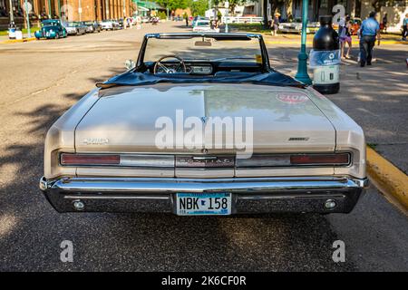 Falcon Heights, MN - 19. Juni 2022: Hochperspektivische Rückansicht eines 1964 Pontiac LeMans Cabriolets auf einer lokalen Automobilmesse. Stockfoto