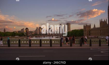 Ein Blick auf den orangefarbenen Abendhimmel, wenn die Sonne über London, Großbritannien, von der Westminster Bridge in Richtung Lambeth Bridge untergeht. Stockfoto