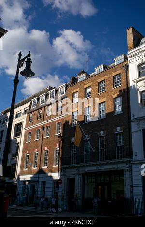 Nummer 3 Savile Row London, berühmt für den Ort, an dem die Beatles Get Back ein Live-Konzert auf dem Dach aufgenommen haben, und das ehemalige Hauptquartier der Apple Company. Stockfoto