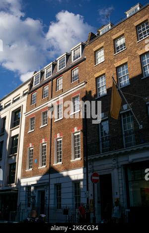 Nummer 3 Savile Row London, berühmt für den Ort, an dem die Beatles Get Back ein Live-Konzert auf dem Dach aufgenommen haben, und das ehemalige Hauptquartier der Apple Company. Stockfoto