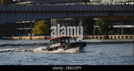 Livetts Landungsschiff Romeo Lima, der unter der London Bridge unterwegs ist, gefangen im Abendlicht bei der Flut der Themse. Stockfoto