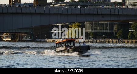 Livetts Landungsschiff Romeo Lima, der unter der London Bridge unterwegs ist, gefangen im Abendlicht bei der Flut der Themse. Stockfoto
