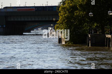 Ein Blick auf die Themse mit Blick über die Blackfriars-Eisenbahnbrücke und bei Flut den Brücken entlang mit einem Vorlauf rechts. Stockfoto