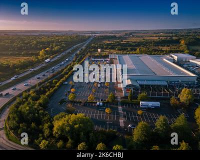 Eine Luftaufnahme von einer Straße und einem Supermarkt mit Parkplatz, in der Nähe der Natur in Doncaster Stockfoto