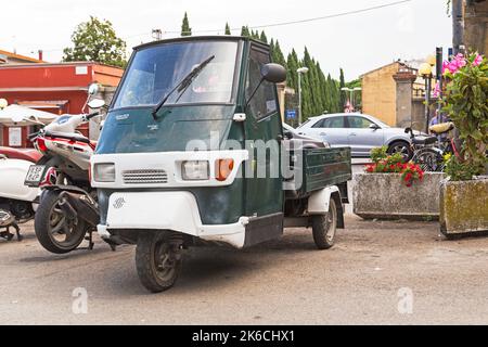 CERTALDO, ITALIEN - 17. SEPTEMBER 2018: Dies ist ein italienischer Transportroller Piaggio Ape 50 katalysiert. Stockfoto