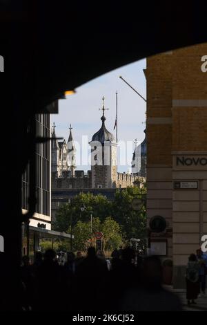 Tower of London durch die Unterführung von Crosswall in Richtung Peppys Street London UK. Stockfoto