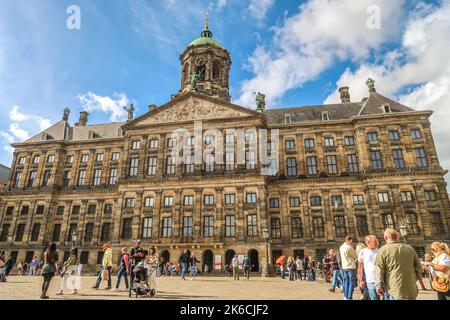 Amsterdam, Niederlande. Oktober 2022. Der Königspalast am Dam-Platz in Amsterdam. Hochwertige Fotos Stockfoto