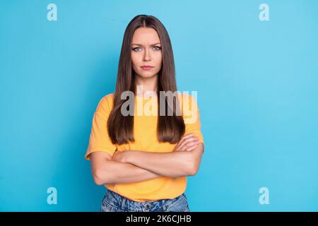 Foto von unzufriedene Dame orange Outfit schlechte Laune negative Reaktion stehen leeren Raum Kleidung auf blauem Hintergrund isoliert Stockfoto