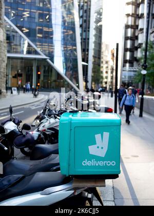 Nahaufnahme des parkten Motorradträgers von Deliveroo, der auf der Rückseite eines Fahrrads im Finanzdistrikt von London in Großbritannien montiert ist Stockfoto