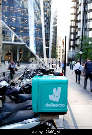 Nahaufnahme des parkten Motorradträgers von Deliveroo, der auf der Rückseite eines Fahrrads im Finanzdistrikt von London in Großbritannien montiert ist Stockfoto