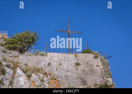 Metallkreuz auf der Spitze der alten venezianischen Festung in Korfu-Stadt auf einer griechischen Insel Korfu Stockfoto