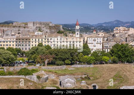 Luftaufnahme von der alten venezianischen Festung in Korfu-Stadt auf einer griechischen Insel Korfu, Turm der St. Spyridon-Kirche Stockfoto
