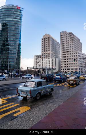 Verkehrs- und Trabant-Autos in der Nähe des modernen Gebäudes am Potsdamer Platz in Berlin Stockfoto