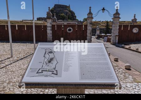 Informationboard vor der alten venezianischen Festung in der Stadt Korfu auf einer griechischen Insel Korfu Stockfoto