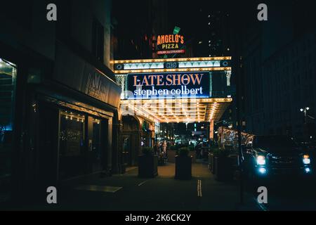 The Late Show mit Stephen Colbert Vintage Signs bei Nacht, Manhattan, New York Stockfoto