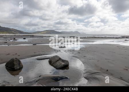 Felsenpools an einem wunderschönen einsamen Sandstrand in Lyme Regis Dorset England Jurassic Coast Stockfoto