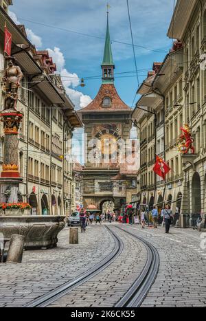 Zytglogge by the Tram Tracks ist ein Wahrzeichen der Stadt, ein urbanes Epizentrum in der Altstadt. Der mittelalterliche Uhrenturm ist ein Denkmal der Seilbahn Stockfoto