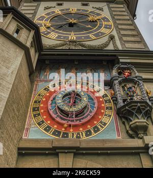 Zytglogge Detail in Bern, Schweiz. Nahaufnahme des mittelalterlichen Uhrturms mit seinem komplexen Ziffernblatt. Das antike Zifferblatt vermittelt das Konzept der Zeit Stockfoto