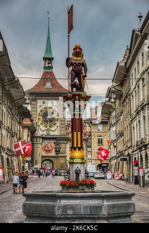 Bern, Schweiz 06 03, 2019 Zahringerbrunnen in der beliebten Kramgasse. Historisches Wahrzeichen, das einen starken Bären auf einer barocken Säule oder einem dekorierten p zeigt Stockfoto