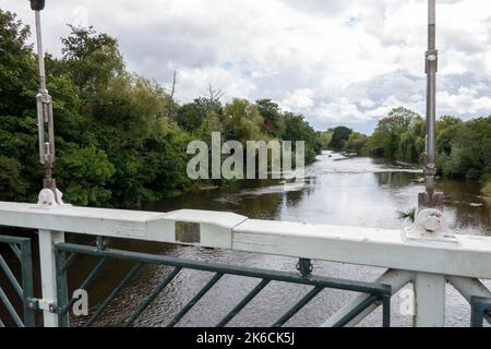 Blick auf den Fluss exe von der Trews Weir Suspension Bridge über den Exeter-Schiffskanal Stockfoto