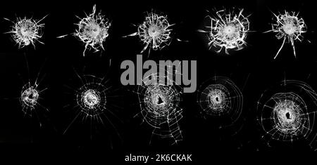 Zerbrochene Glasrisse und Einschusslöcher in Glas isoliert auf schwarzem Hintergrund. Kollektion für Design festlegen Stockfoto