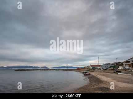 Blick auf das Dorf Pond Inlet (Mittimatalik) von der anderen Seite der Bucht am Arktischen Ozean Stockfoto