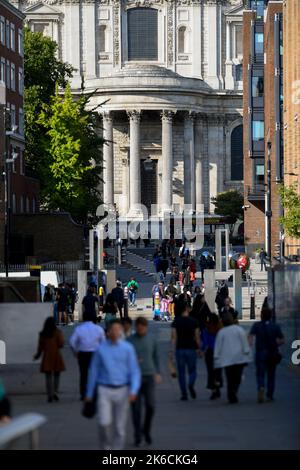 Teleaufnahme des Südeingangs der St. Pauls Kathedrale von der Millennium Bridge aus, die Säulen und öffentliche Spaziergänge zeigt. Stockfoto