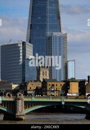 Die Southwark Cathedral zeichnet sich durch einen komprimierten Teleperspektive mit dem Shard und den Wolkenkratzern im Hintergrund und der Southwark-Brücke im Vordergrund aus Stockfoto