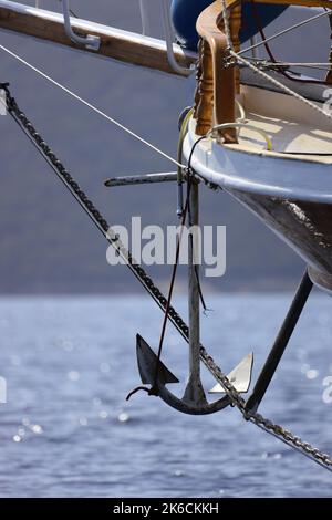 Detail eines Segelbootes. Fischerboot Vorbereitung zum Anker. Stockfoto