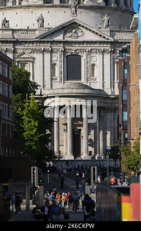 Teleaufnahme des Südeingangs der St. Pauls Kathedrale von der Millennium Bridge aus, die Säulen und öffentliche Spaziergänge zeigt. Stockfoto