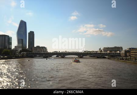 City Cruises Boot, das in Richtung Blackfriars Bridge London UK fährt, aufgenommen mit Shift-Objektiv-Effekt im Abendlicht. Stockfoto