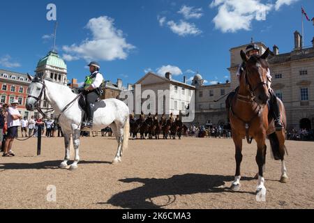 Berittene Polizei mit der Königstruppe in Horse Guards Parade Westminster London England Stockfoto