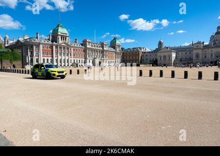 Polizeiauto bei der Horse Guards Parade Westminister London England. Die Horse Guards Parade ist ein großer Paradeplatz vor Whitehall im Zentrum von London Stockfoto