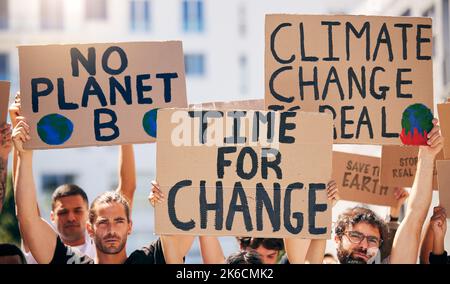 Es gibt keine anderen Möglichkeiten. Eine Gruppe von Menschen hält bei einer Protestkundgebung Zeichen. Stockfoto