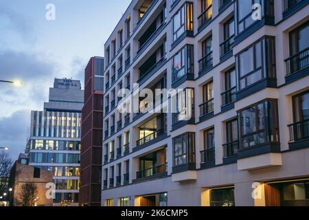 Modernes Wohnhaus in der Wajnberga Straße in Warschau, Polen Stockfoto