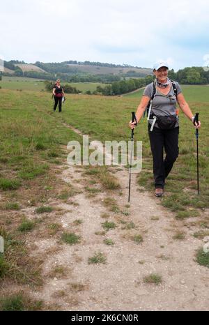 Zwei weibliche Wanderer, die den South Downs Way in Hampshire England entlang wandern Stockfoto