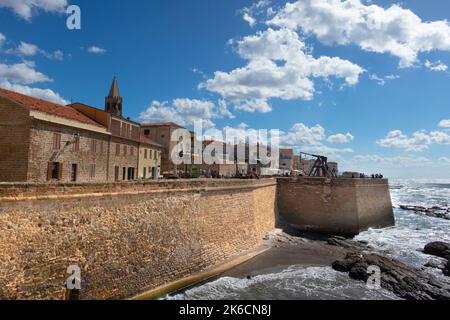 Goldene 14. Jahrhundert defensive Ufermauern in Alghero, Nord-westlich von Sardinien, Italien Stockfoto