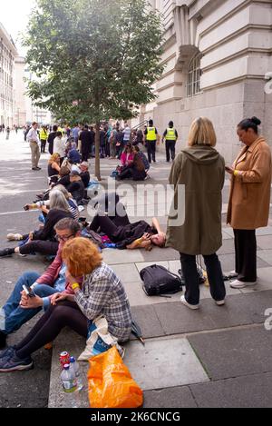 Am ersten Tag, an dem die Queen im Staat in der Westminster Hall liegt, stehen Mitglieder der Öffentlichkeit in der Schlange an der South Bank London UK.viele sehen sich telefonisch an. Stockfoto