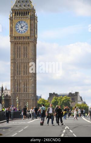 Mitglieder der Öffentlichkeit nutzen die Möglichkeit, auf der Westminster Bridge zu Fuß zu gehen, nachdem die Brücke für den Verkehr in Queens im Bundesstaat gesperrt ist. Stockfoto