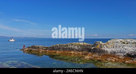 Geschichtete Felsen in blauem kristallklarem Meer, Sannox, Arran, Isle of Arran, Bute, Buteshire, Schottland, Vereinigtes Königreich, Großbritannien Stockfoto